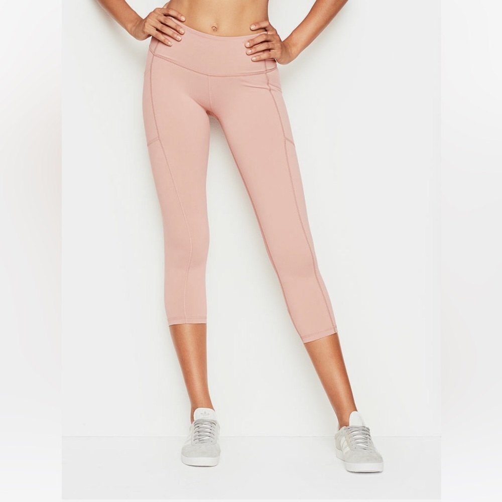 Victoria Sport Knockout Mid Rise Black Capri Leggings